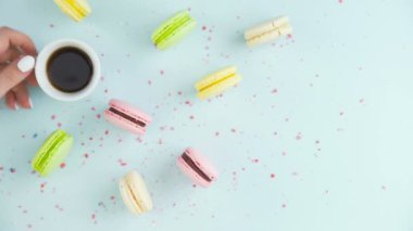 Makaronlar ya da pastel mavi yüzeyde beyaz bardakta espresso..
