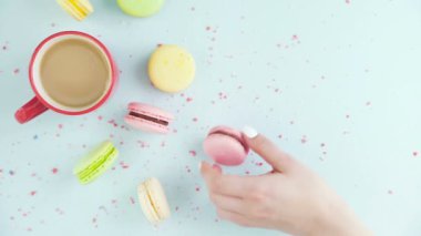 Makaronlar ya da pastel mavi yüzey üzerinde kırmızı bardakta kahve ile makarna..