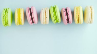 Makaronlar ya da pastel mavi yüzeyde badem kurabiyesi. Kapat..