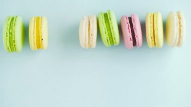 Makaronlar ya da pastel mavi yüzeyde badem kurabiyesi. Kapat..