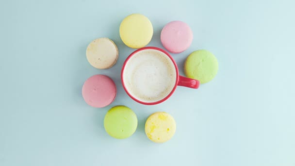Makaroner eller makaroner på pastellblå yta med kaffe i röd kopp. — Stockvideo