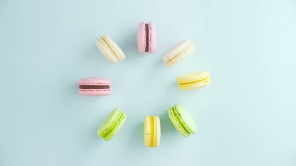 마카 론 (Macaroons) 또는 파스텔 블루 표면의 마카 론 (macaron). 닫아. — 비디오