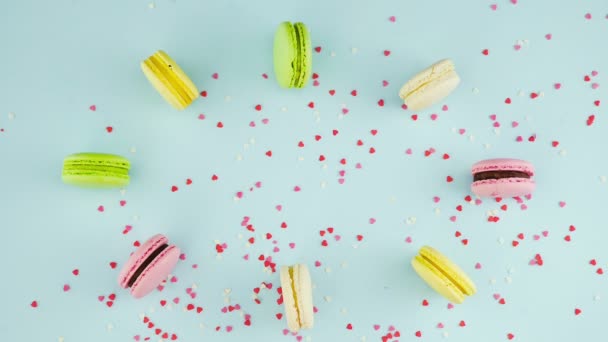 Makaroni atau makaron pada permukaan pastel biru dengan espresso dalam cangkir putih. — Stok Video