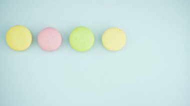 Makaronlar ya da pastel mavi yüzey üzerinde kırmızı bardakta kahve ile makarna..