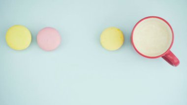 Makaronlar ya da pastel mavi yüzey üzerinde kırmızı bardakta kahve ile makarna..