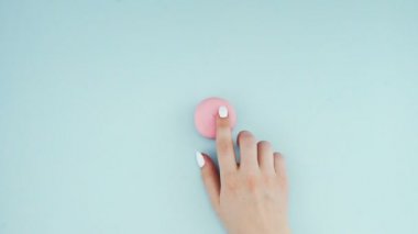 Pembe makaronlar ya da pastel mavi yüzeyde makarna. Kapat..