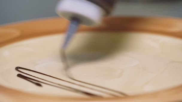 Chef está decorando um prato para sobremesa de chocolate em um restaurante — Vídeo de Stock