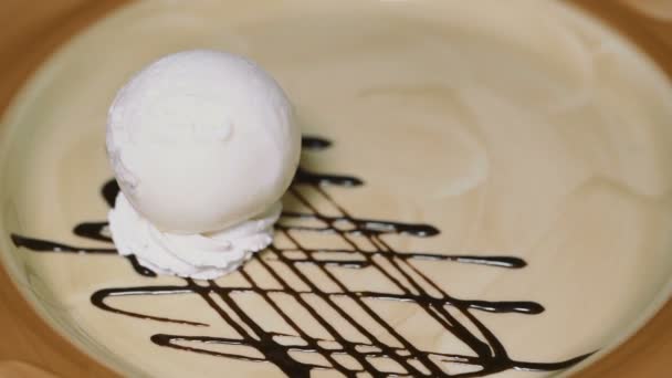 Chef legt warmes Schokoladenfondant auf einen Teller — Stockvideo