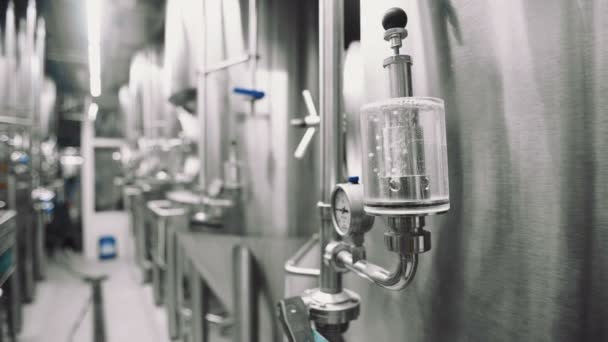 Metalowe zbiorniki z piwem w browarze — Wideo stockowe