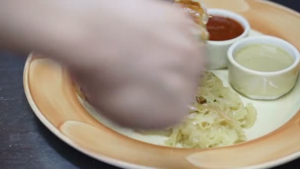 Assiette traditionnelle allemande. saucisse, chou, pommes de terre frites, ketchup et moutarde — Video