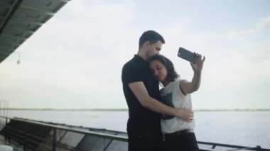 Romantik mutlu çift doğada telefonla fotoğraf çekiyor..