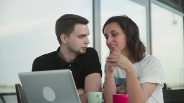 Kafede tablet bilgisayarlı genç öğrenciler