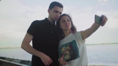 Genç bir aile dinleniyor ve selfie çekiyor.