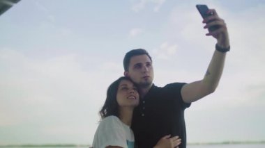 Genç mutlu çift selfie çekiyor. Otoportre