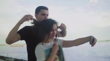 Selfie çekiyoruz, neşeli romantik çiftler dışarı.