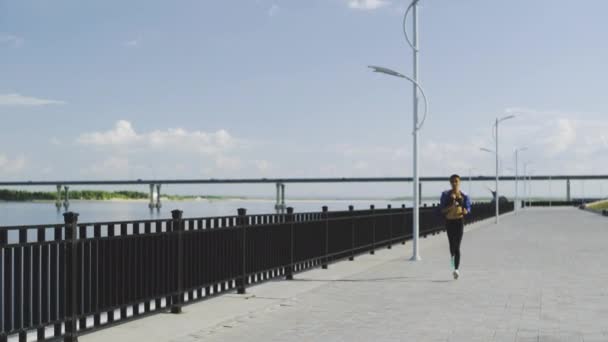 アフリカ系アメリカ人女性のジョギング。ランナー-マラソンランのために屋外トレーニングを実行する女性 — ストック動画