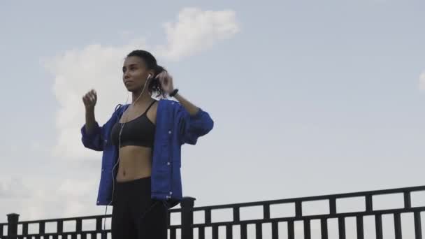 Sport woman warming up before run in summer park. — Stock Video