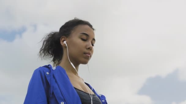 Afro-american runner woman Using Smart Fitness Tracker Watch Gadget and Start Cardio Running Workout in Park. — Stock Video