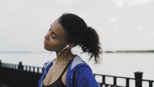 Sportos afro-amerikai nő nyújtás nyak és bemelegítés kocogás előtt — Stock videók