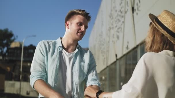 Hermosa pareja joven en una cita en el parque — Vídeo de stock