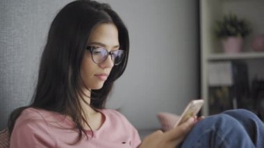 Gözlüklü Çekici Kadın Evde Cep Telefonu Kullanıyor