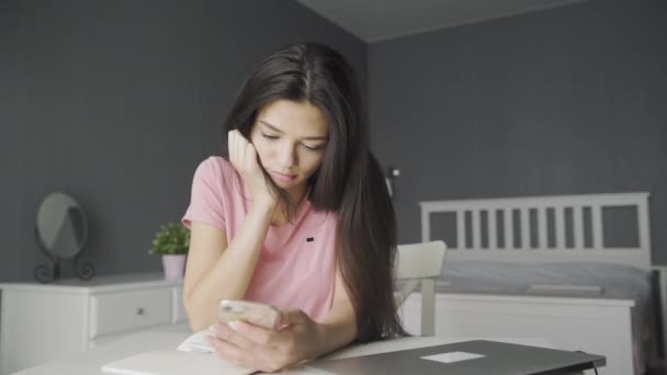 Jeune belle femme utilisant le téléphone pendant qu'elle est à la maison. — Video