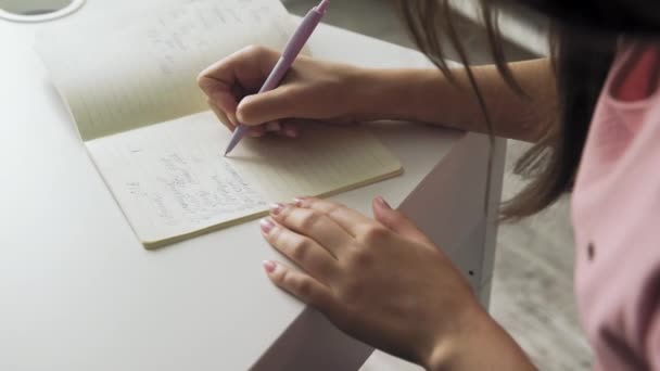 Acercamiento mujer mano escribir notas con pluma en cuaderno — Vídeo de stock