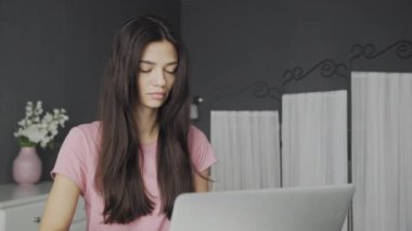 Dizüstü bilgisayarda çalışan bir kadın. Evinden online çalışan bir kadın..