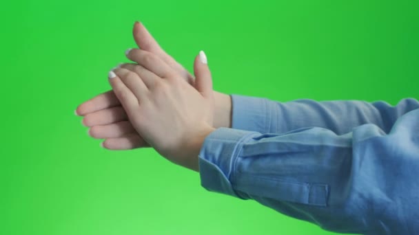 Girl doing claps her hands on a green screen background — Stock Video