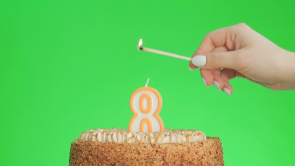 Encendiendo una vela de cumpleaños número ocho en un delicioso pastel, pantalla verde 8 — Vídeo de stock