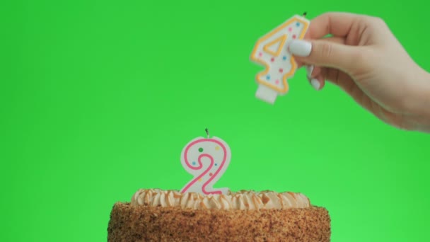 Poner un número veinticuatro vela de cumpleaños en un delicioso pastel, pantalla verde 24 — Vídeo de stock