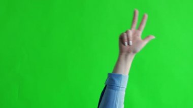 Yeşil ekran. Kromakey. Kadın eli üç parmak gösteriyor.