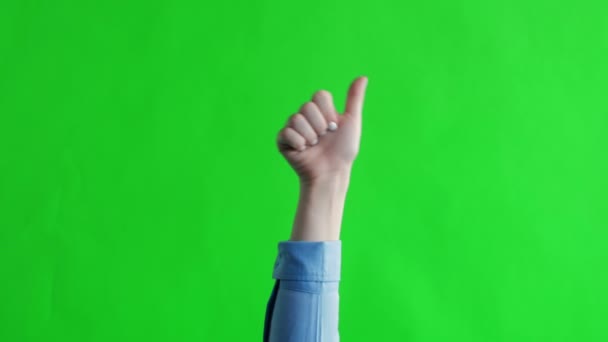 Daumen hoch, Handbewegung auf grünem Bildschirm. Simbol der Zustimmung wie positive Emotionen. — Stockvideo