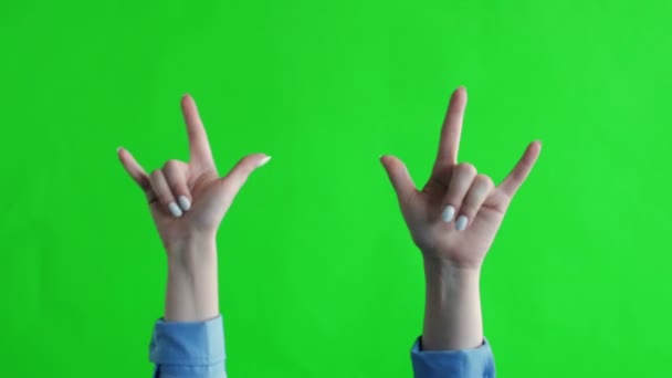 Σημάδι από τα κέρατα με τα δάχτυλα στην πράσινη οθόνη. Σίμπολ από heavy metal rock. Χειρονομίες με δάχτυλα του ενός χεριού. — Αρχείο Βίντεο