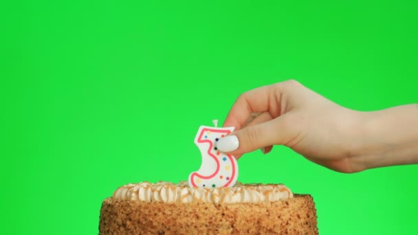 Poner una vela de cumpleaños número tres en un delicioso pastel, pantalla verde 3 — Vídeos de Stock