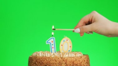 On numaralı doğum günü mumunu yakıyorum lezzetli bir pastaya, yeşil ekran 10