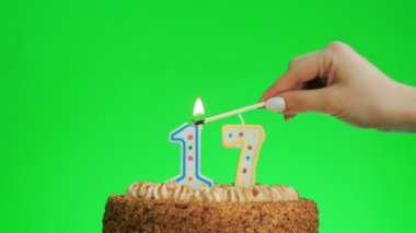On yedi numaralı doğum günü mumunu yakıyorum leziz bir pastada, yeşil ekran 17