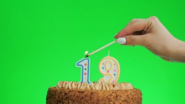 On dokuz numaralı doğum günü mumunu yakıyorum lezzetli bir pastada, yeşil ekran 19