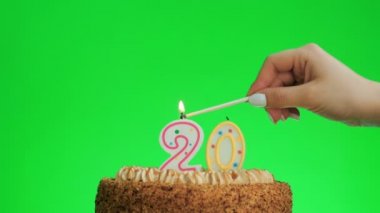 20 numaralı doğum günü mumunu yakıyorum. Lezzetli bir pasta, yeşil ekran 20.