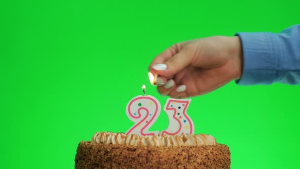 Зажигание свечи двадцать три дня рождения на вкусный торт, зеленый экран 23 — стоковое видео