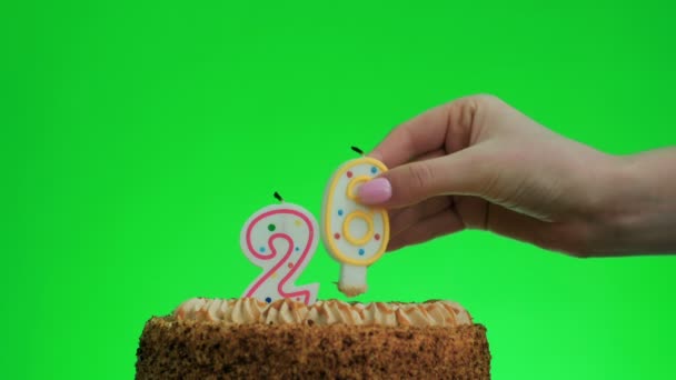 Poner un número veintiséis vela de cumpleaños en un delicioso pastel, pantalla verde 26 — Vídeo de stock