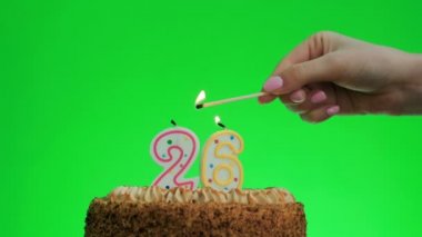 26 numaralı doğum günü mumunu yakıyorum lezzetli bir kekin üzerinde, yeşil ekran 26
