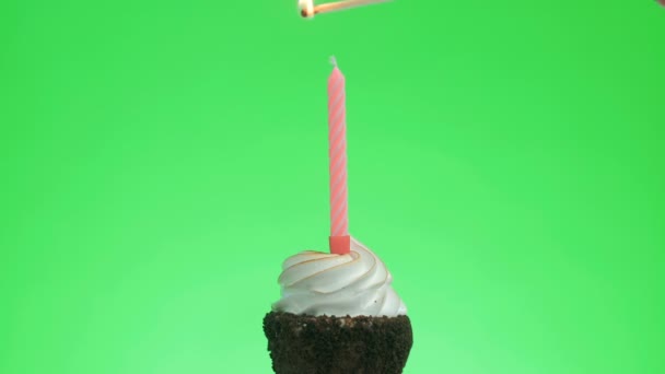 Encender una vela en un delicioso cupcake, pantalla verde — Vídeos de Stock