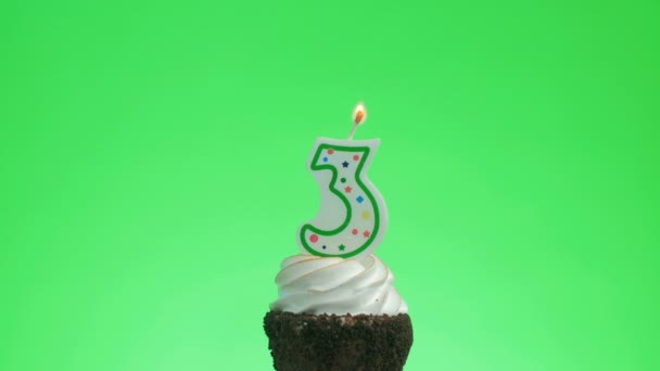 Iluminando uma vela de aniversário número três em um delicioso cupcake, tela verde 3 — Vídeo de Stock