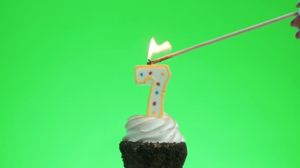 Lighting a number seven birthday candle on a delicious cup cake, green screen 7 — Stock Video