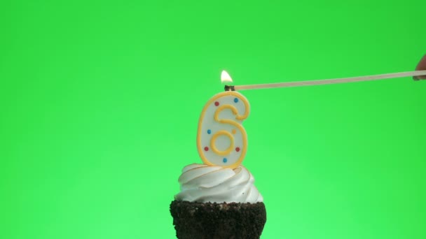 Encendiendo una vela de cumpleaños número seis en un delicioso pastel de taza, pantalla verde 6 — Vídeo de stock