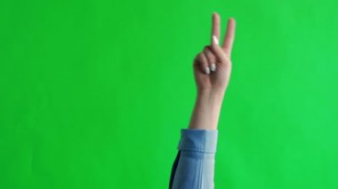 Kadınlar barış jesti yapar. Yeşil ekran stüdyosu