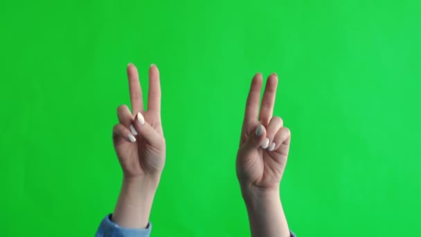 Yeşil ekran stüdyosu. İki el barışın göstergesi. — Stok video