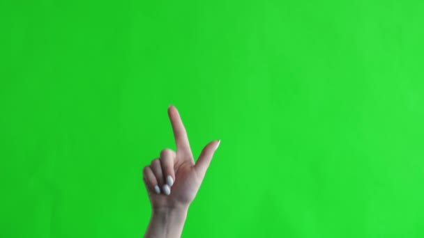 Zöld vászon. Chromakey vagyok. A női kéz két ujjat mutat. — Stock videók