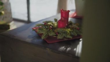 Noel zamanı için mumlu bir çelenk.